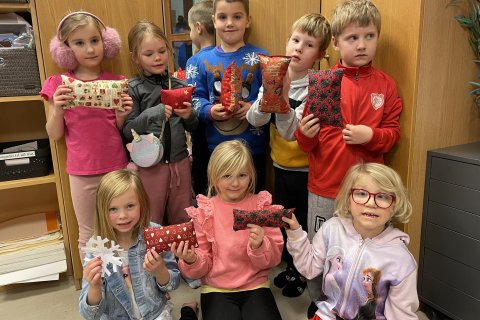 Nemendur í 1. bekk sauma jólapúða í textílmennt